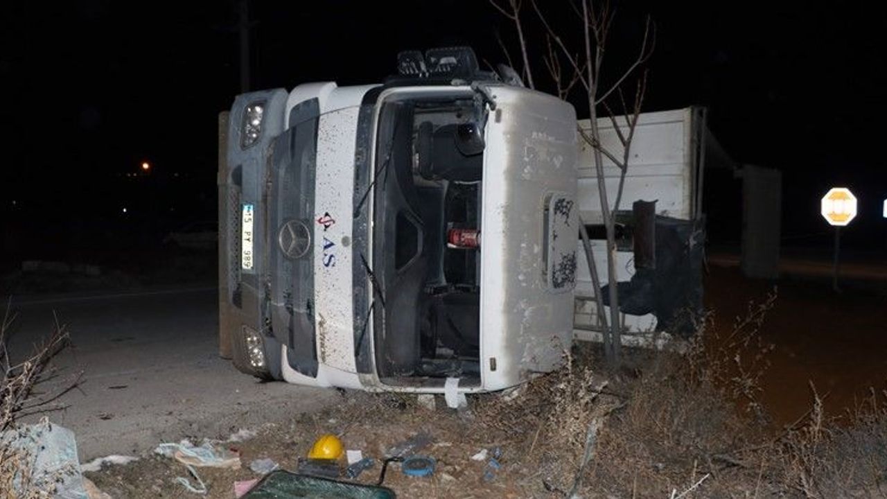 Toprak Y Kl Kamyon Devrildi Antalya K Rfez Gazetesi