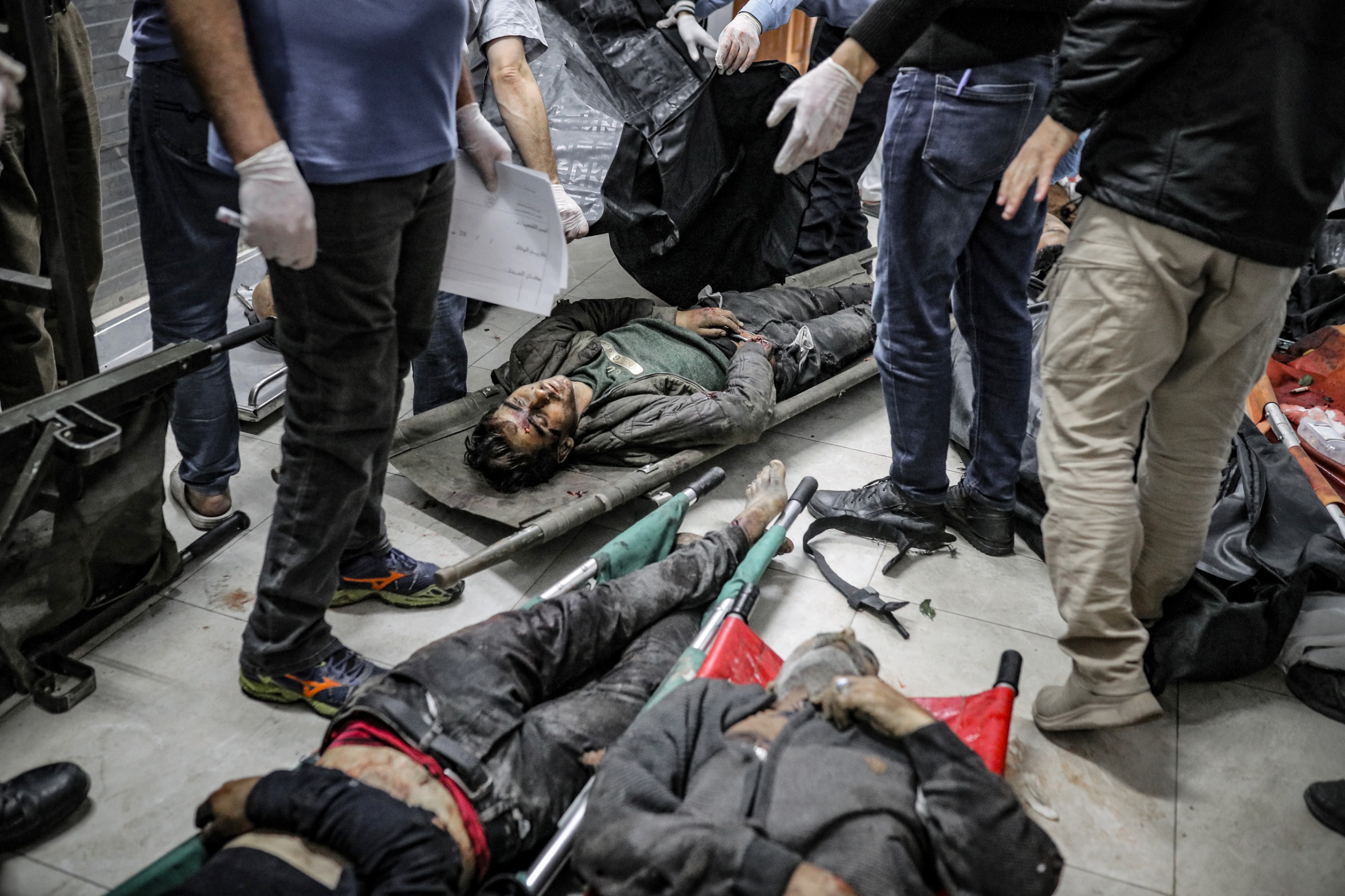 <p>İsrail ordusunun abluka altındaki Gazze Şeridi'ne yönelik düzenlediği saldırılar devam ediyor. Han Yunus kentine düzenlenen saldırı sonucu ölü ve yaralıların olduğu bildirildi. Aralarında çocukların da bulunduğu ölü ve yaralılar, Nasır Hastanesi'ne getirildi.</p>