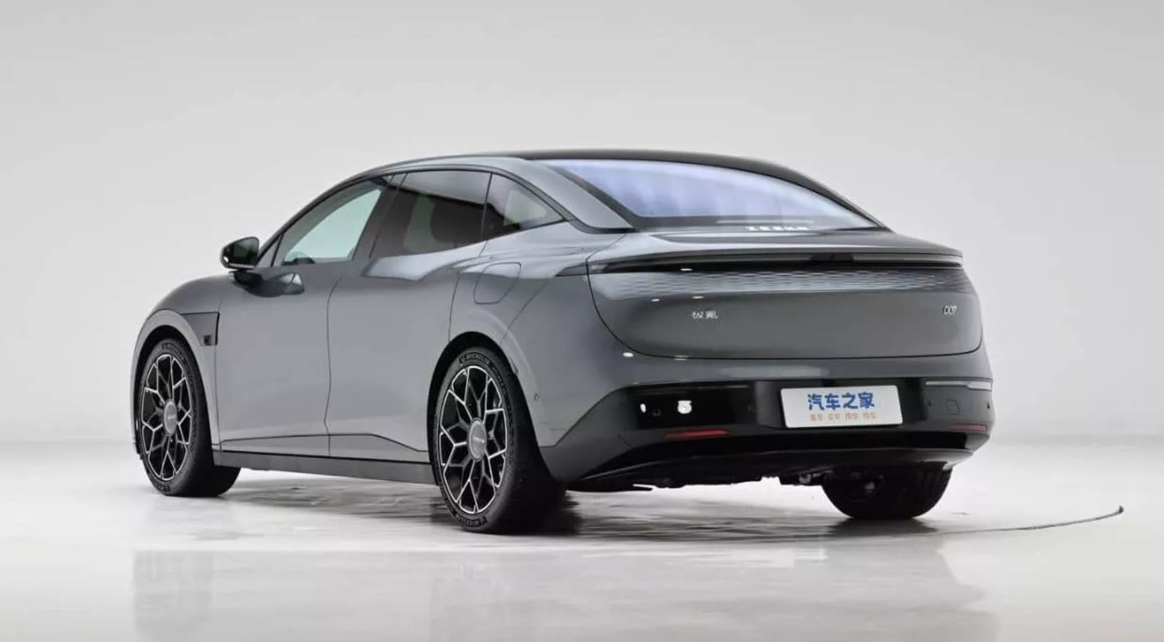 <p>Çin'de üretilen Zeekr 007 EV model otomobil 15 dakikalık şarjla 500 kilometre menzile erişiyor. 637 beygir güce ulaşan otomobil Çin'de 32 bin dolardan satışa sunuluyor. Model 100 kilometrelik hıza ise 2.84 saniyede çıkıyor.</p>