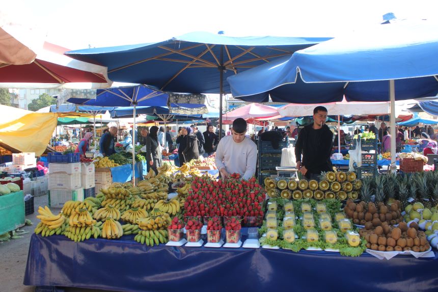 Muratpaşa Perşembe Pazarı Meyve Tezgahı