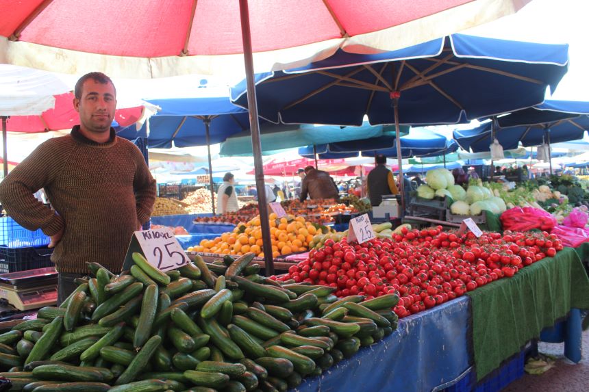 Muratpaşa Perşembe Pazarı Salatalık Tezgahı