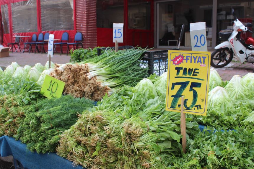 Muratpaşa Salı Pazarı Yeşillik Fiyataları Düşüş