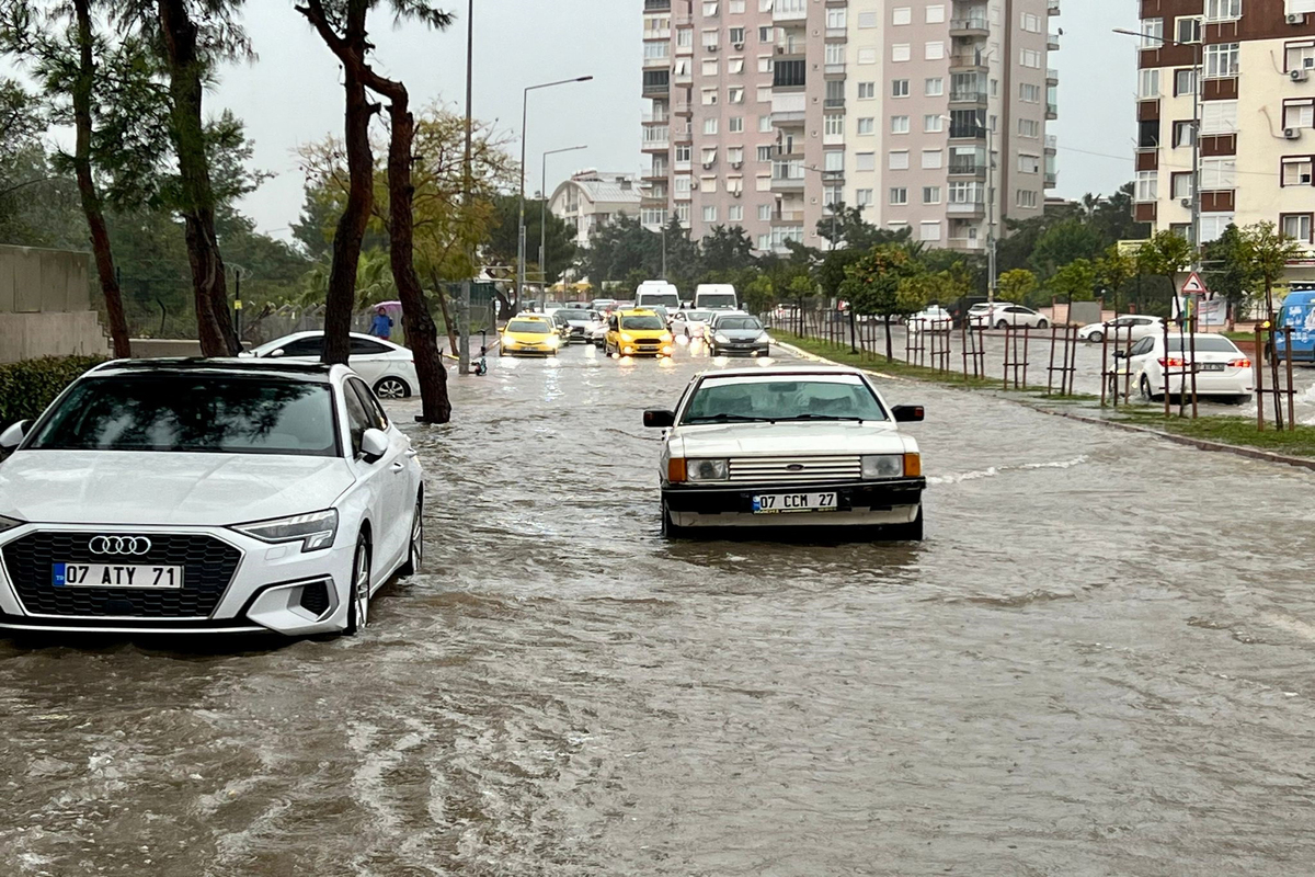 Sağanak Yollar Trafik Antaly