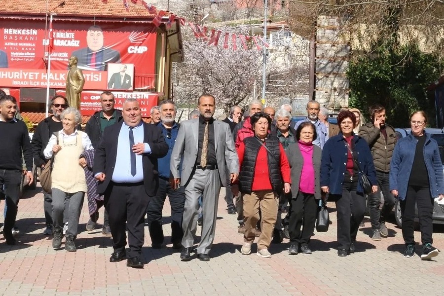 Serkan Gedik Chp Ilçe Binası Önü 1