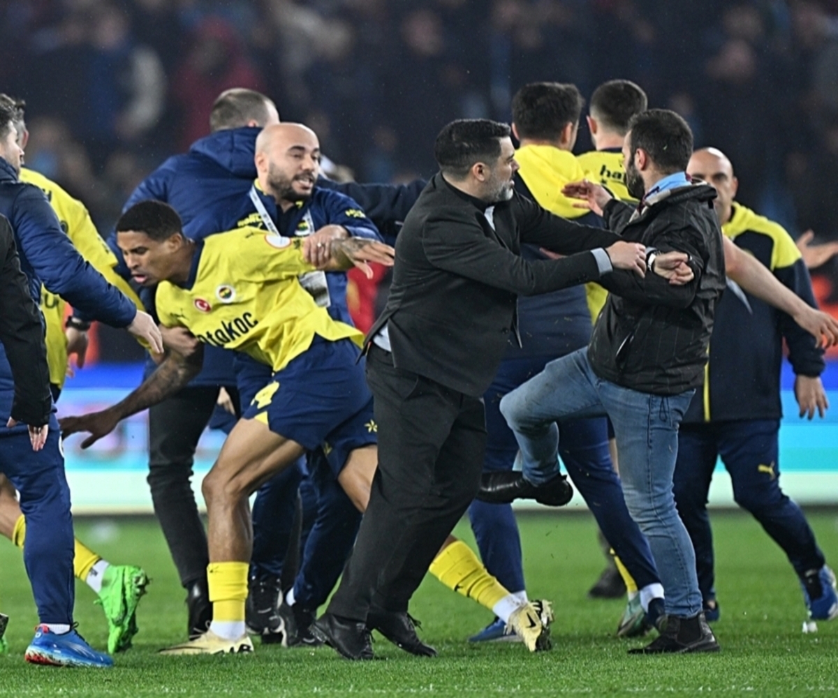 Trabzonspor Seyircisi Fenerbahçe'ye Saldırırken