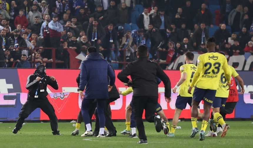 Trabzonspor Seyirsici Fenerbahçe'ye Saldırma Anı