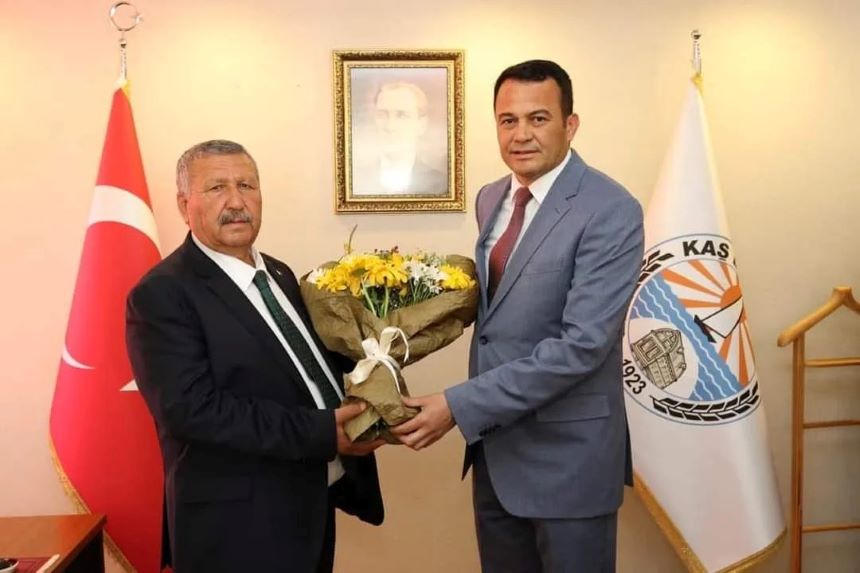 1 Yeni Seçilen Kaş Belediye Başkanı Erol Demirhan (Solda), Görevi Akp'li Önceki Başkan Mutlu Ulutaş'tan Devralmıştı