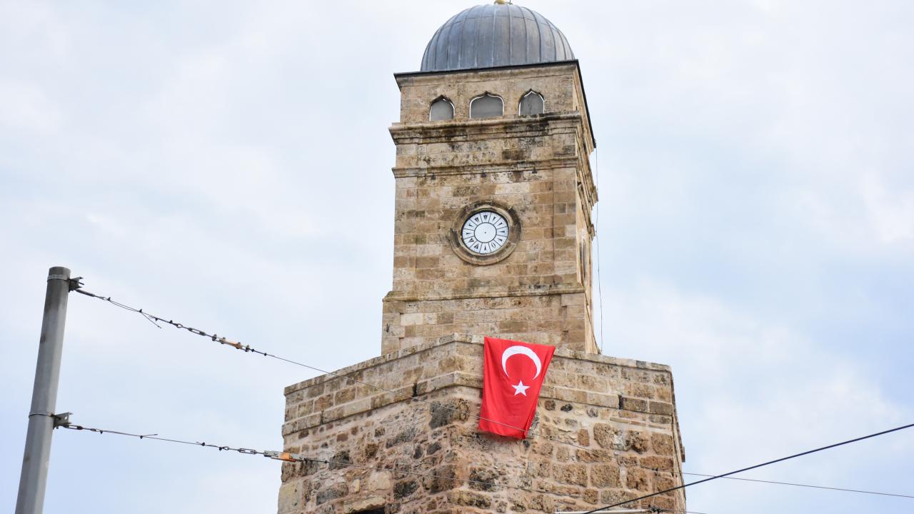 Antalya Saat Kulesi - kubbe ve bayrak asılı