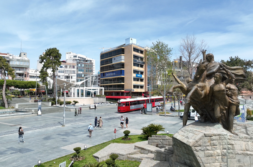 Antalya Cumhuriyet Meydanı Atatürk Anıtı