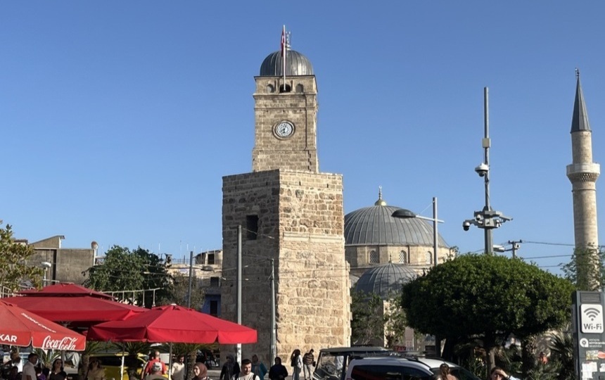 Antalya Saat Kulesi Kubbe Bayrak Gönderi Geniş Açı