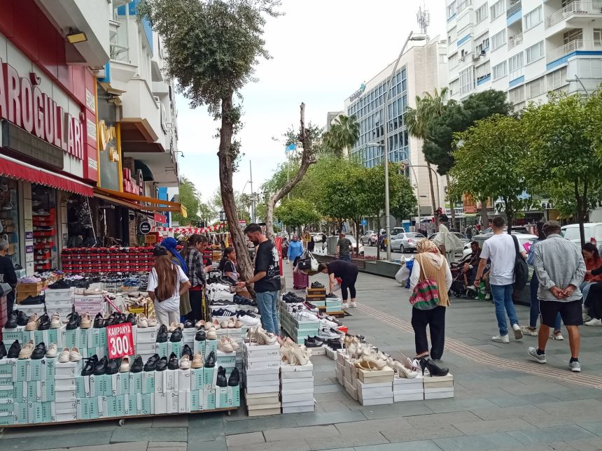 Antalya'da Vatandaşların Bayram Alışverişi