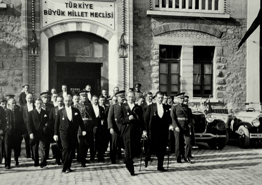 Atatürk Meclis Önünde