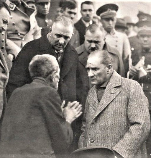 Atatürk Tokat Ziyaretinde Yaşlı Adamı Dinliyor 1930