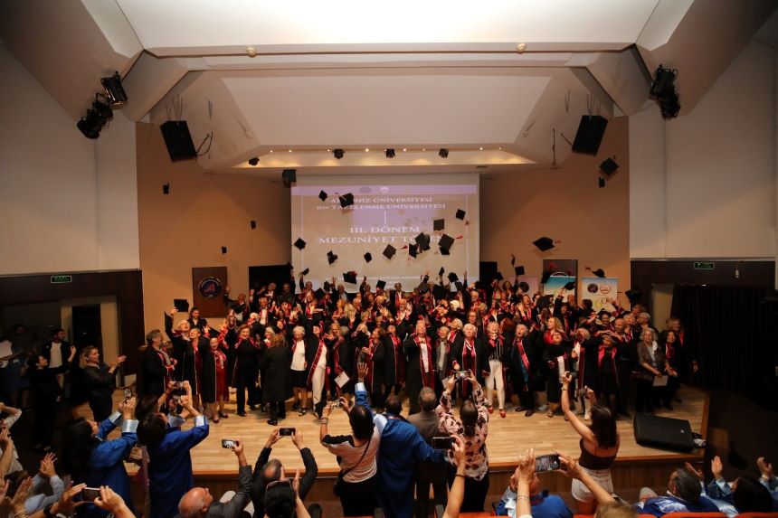 Akdeniz Üniversitesi Tazelenme Üneversitesi Mezuniyet Töreni