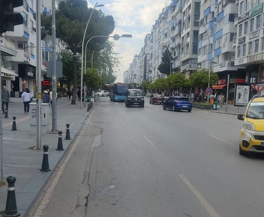 Antalya Güllük Caddesi Yol