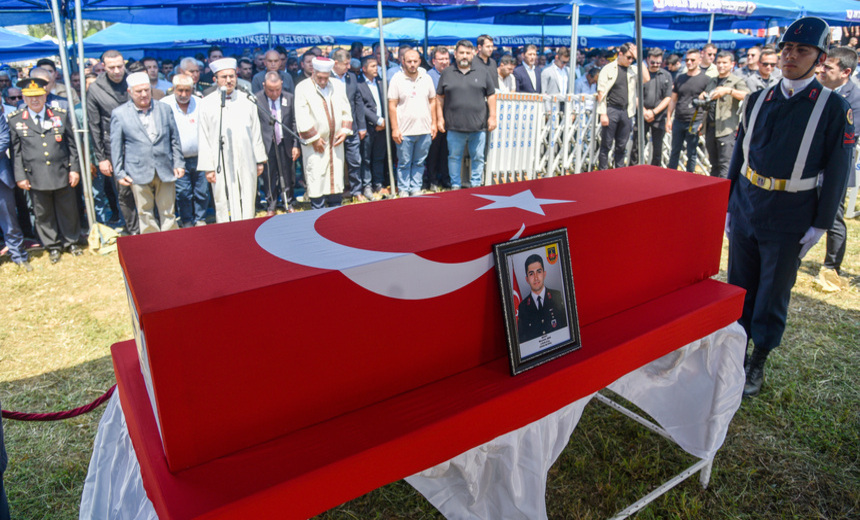 Şehit Astsubay Mustafa Şen Için Cenaze Namazı