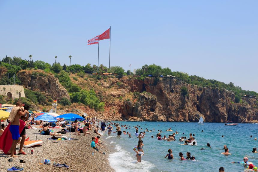 Antalya Konyaaltı Sahili Güneşlenen Tatilciler