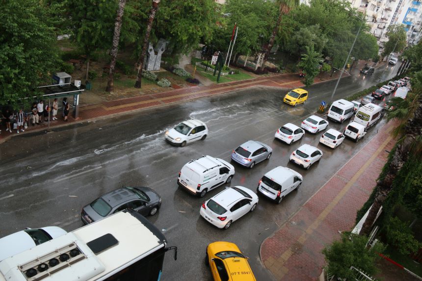 Antalya'da Trafik Yağmur