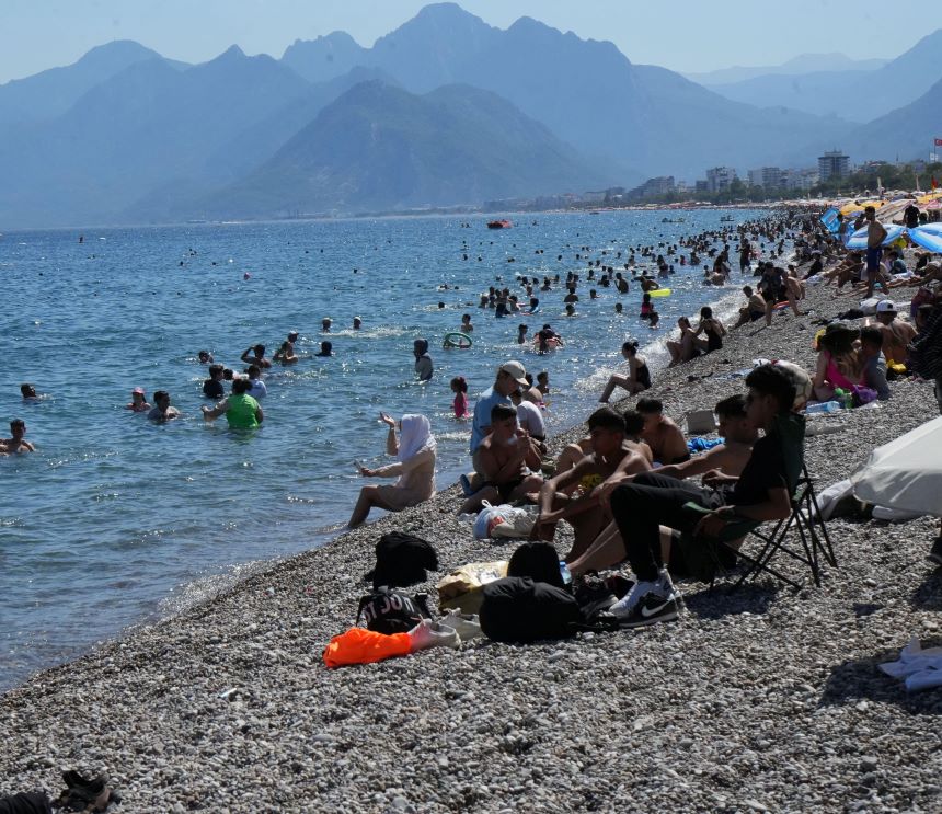 Antalya’daki Sıcaklıklara Denizlerde Çare Olmadı