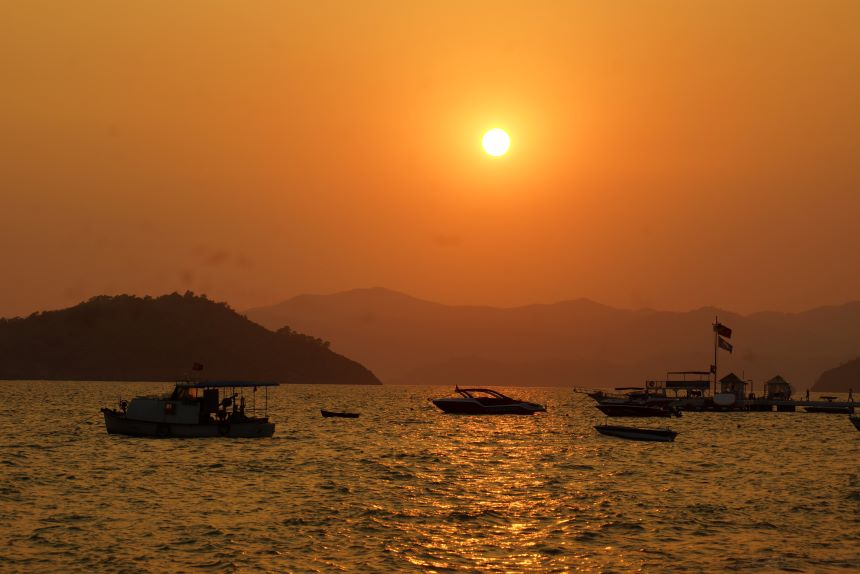 Fethiye’deki gün batımı görenleri mest etti