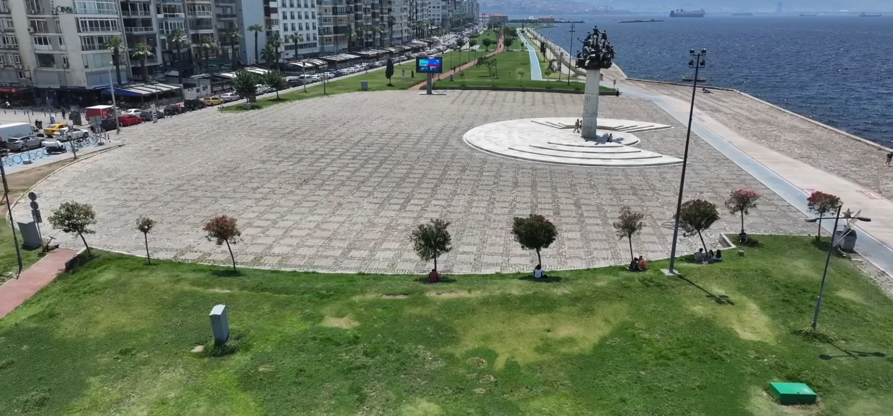 İzmir'de cadde ve meydanlar boş kaldı
