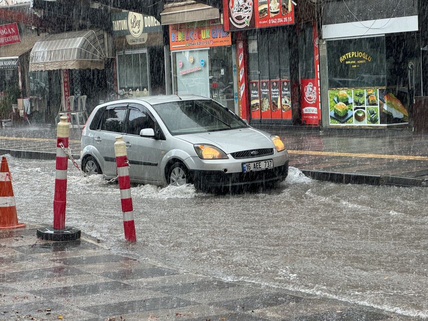 Mersin’de Yaz Yağmuru! Yollar Su Ile Doldu 