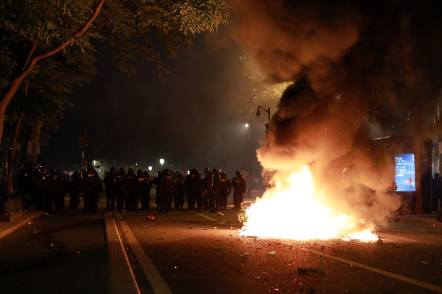 Paris’te seçim sonrası kaos! Ortalık savaş alanına döndü