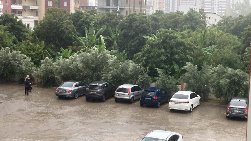 Mersin’de Sağanak Yağış Etkili Oldu