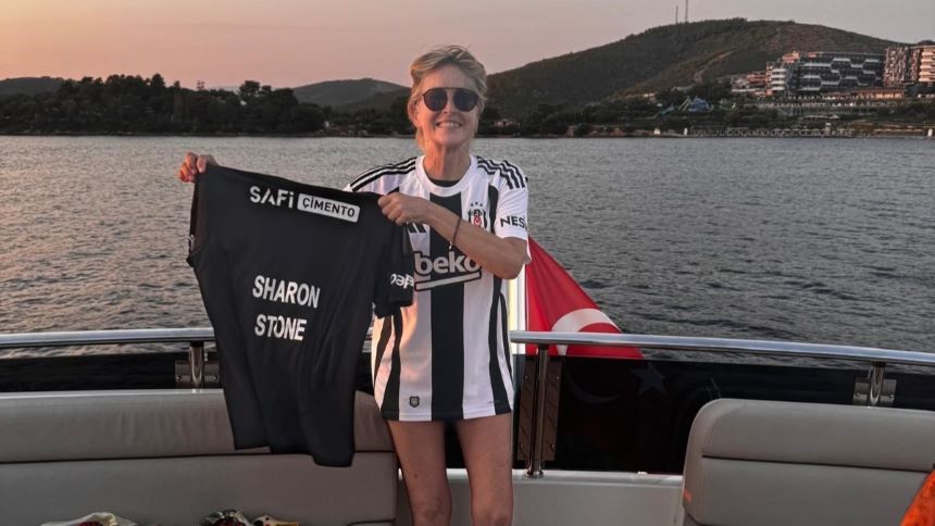 Sharon Stone Beşiktaş Formasıyla Poz Verdi.