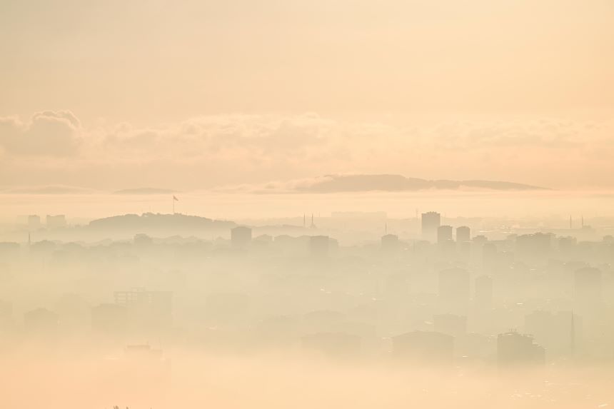 Yoğun sis megakenti esir aldı