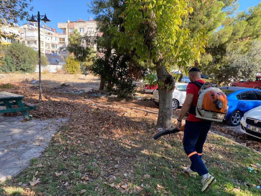 Antalya’nın Parklarında Yaprak Mesaisi!