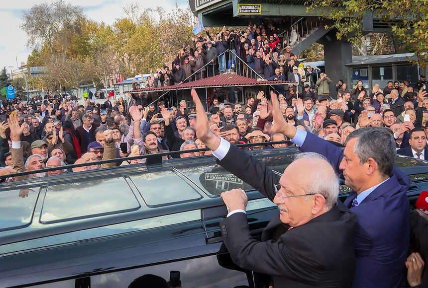 Kemal Kılıçdaroğlu Ankara Adliyesi Önünde Selamlama