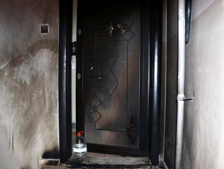 Komşusu Kapısını Yaktı