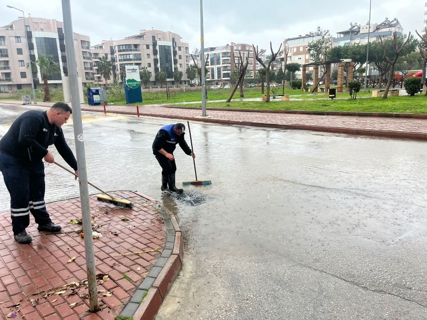 Antalya Büyükşehir Belediyesi Yağmur Mesaisi (1)