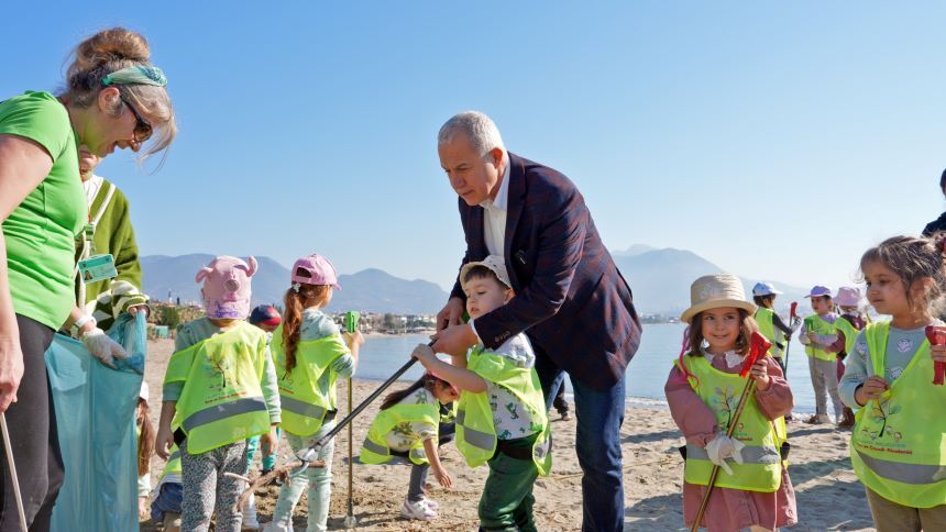 Osman Tarık Özçelik Miniklerle Sahili Temizledi (2)