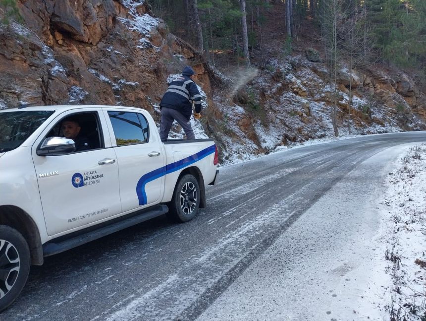 Antalya Buzlu Yollar Tuzlama Çalışması (1)