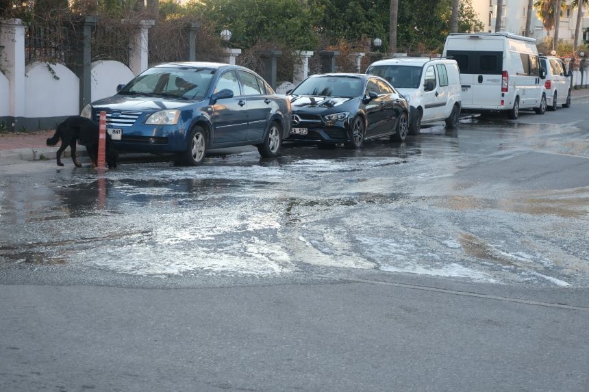 Antalya'da Yollar Buz Tuttu