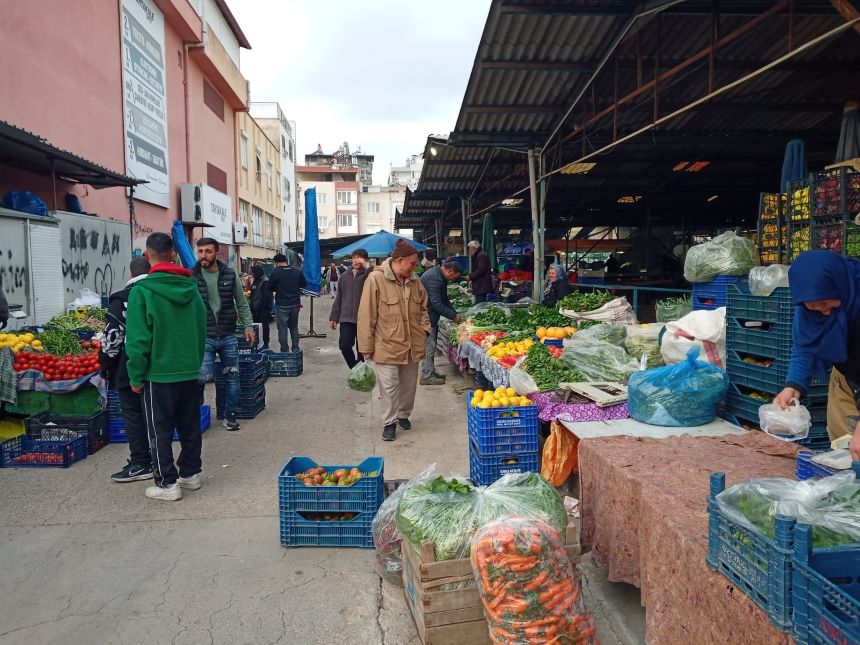 Cumartesi Pazarı Tezgahlar-1