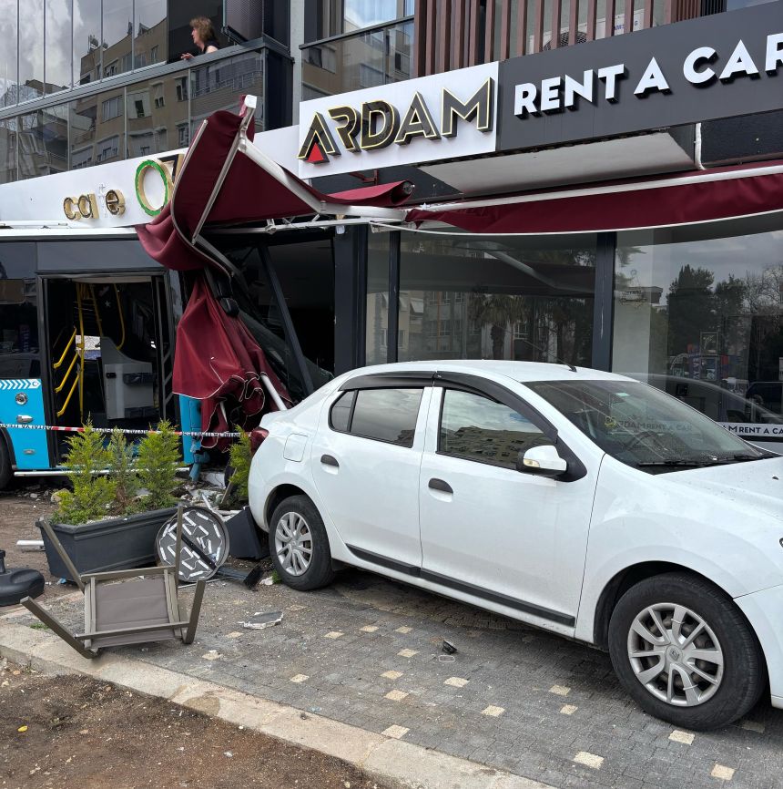 Antalya’da Halk Otobüsü Kafeye Daldı (3)