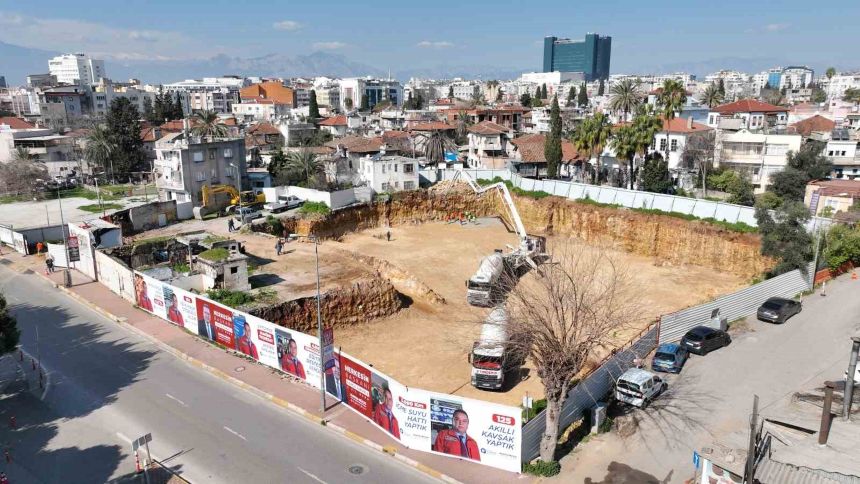 Balbey Mahallesi'nin Doğusundaki Caddeye Bakan Bölgede Yer Alan Parselde Geçtiğimiz Yıl Büyükşehir Tarafından Temel Kazılıp Beton Dökülmüştü-1