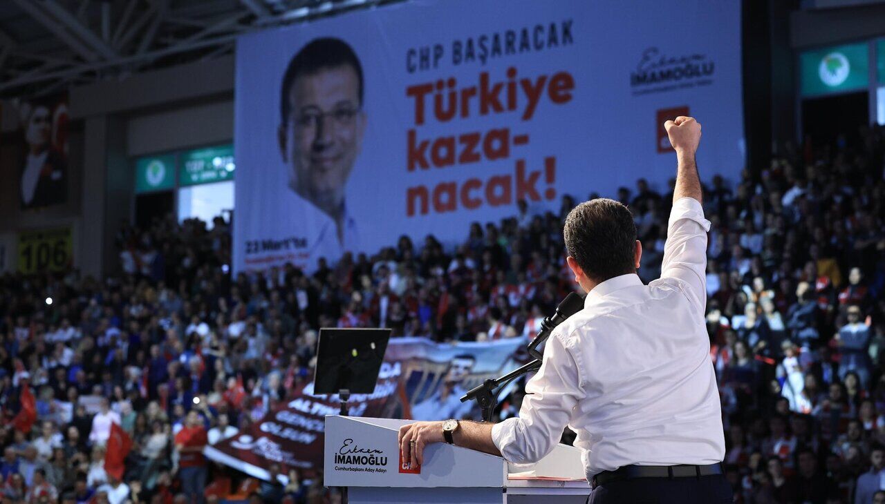 Ekrem İmamoğlu Yumruk Havada