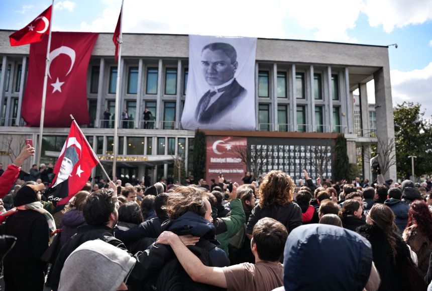 İstanbul Büyükşehir Belediyesi Önü 1