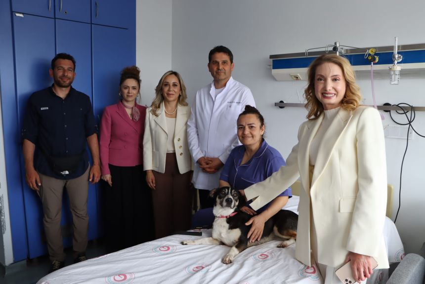 Akp Antalya Milletvekili Tuba Vural Çokal Köpekle Hasta Ziyareti (3)