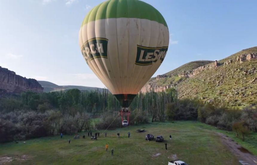 Aksaray'da Balonla Uçan Araba (1)