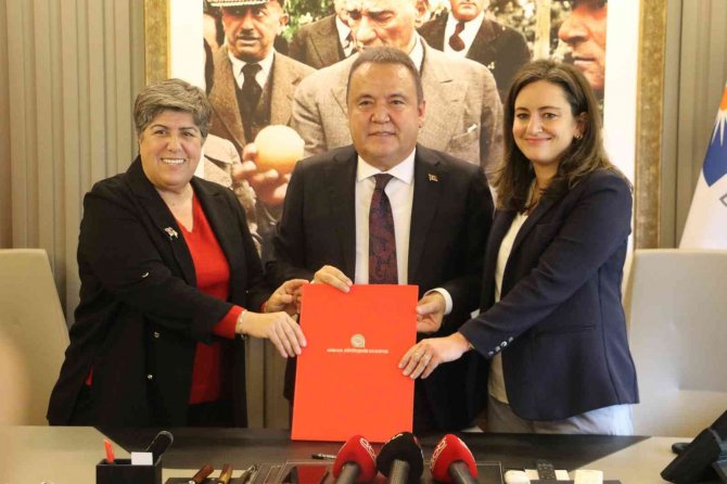 Başkan Böcek, Ocak 2023'Te Türkiye Kadın Dernekleri Federasyonu Ile Çalışma Yaşamında Kadına Yönelik Şiddeti Önlemeyi Amaçlayan İlo Sözleşmesi Kapsamındaki Protokolü Imzalamıştı