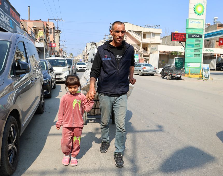 Görme Engelli Babasının Gözü Oldu (2)
