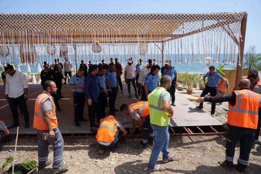 Konyaaltı Sahilinde Kıyı Işgali Denetimi Gerginliğe Dönüştü, Bazı Çalışanlar Fenalaştı (1)