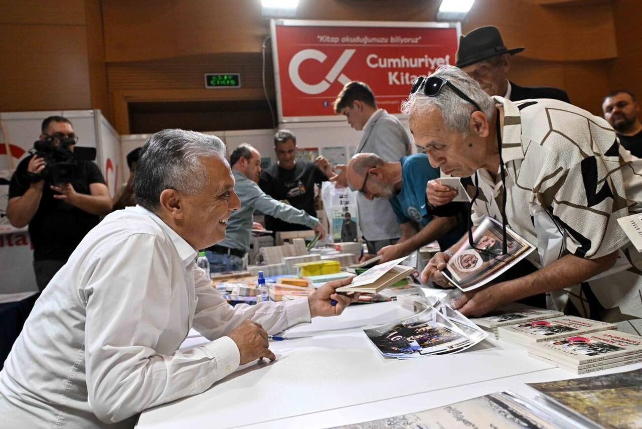Ümit Uysal Kepez Kitap Fuarı İmza Günü 1