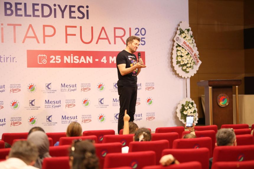 Varol Yasaroglu, Kepez Kitap Fuarinda Okurlariyla Bulustu 3