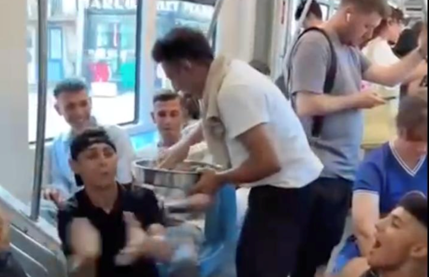 Antalya Tramvayda Çiğ Köfte (3)